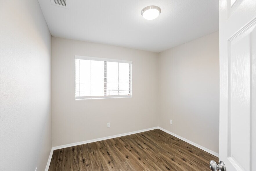 Building Photo - 250 W Juniper Ave