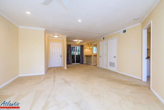 Building Photo - The Courtyard | Lovely Condo | Washer/Drye...