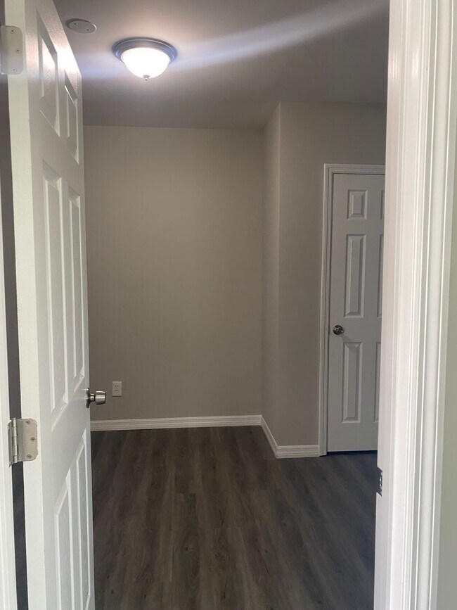 Building Photo - 5557 Arlington Rd