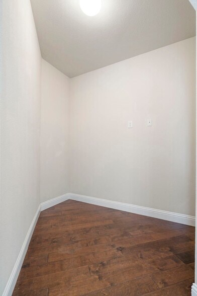 Building Photo - 2640 Venice Dr