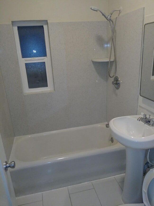 Building Photo - This unit is a Studio, with a giant kitche...
