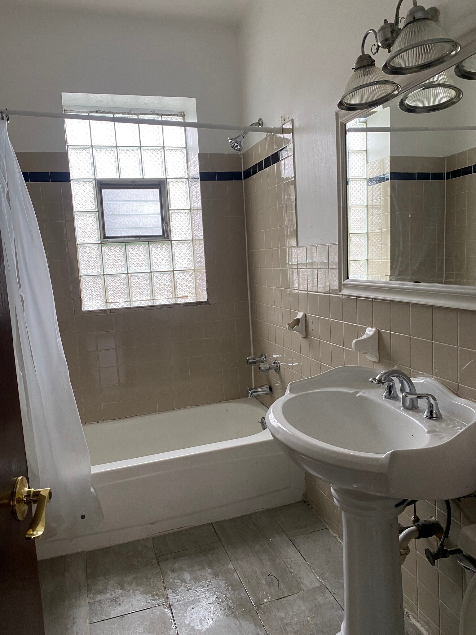 Bathroom - 4922 N Kedzie Ave