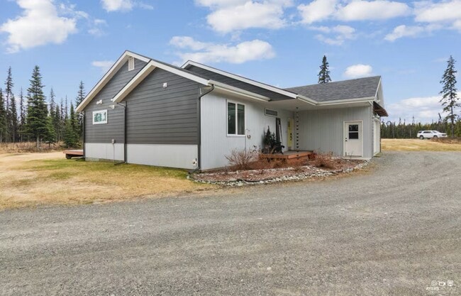 Building Photo - SEASONAL RANCH HOME