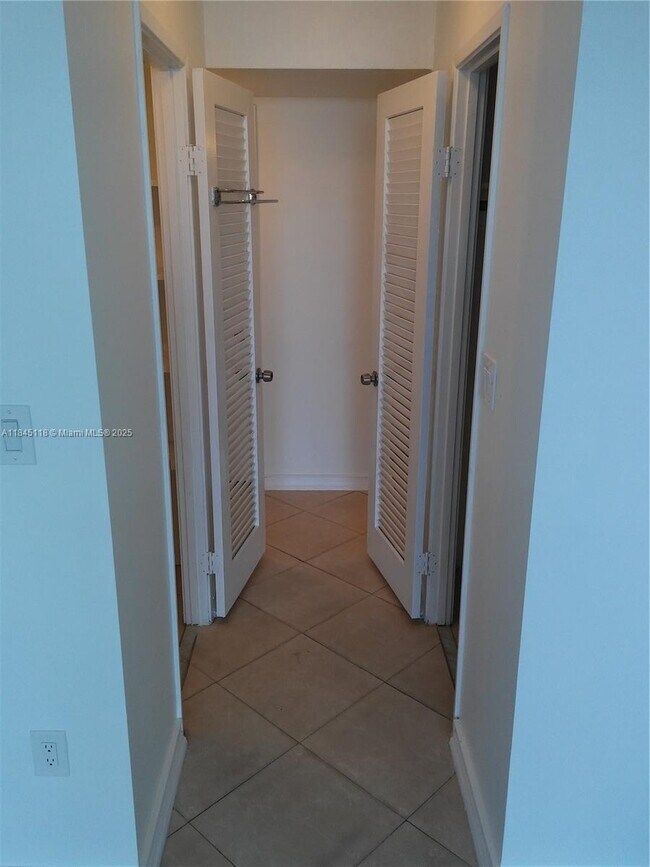 Building Photo - 1301 NE Miami Gardens Dr