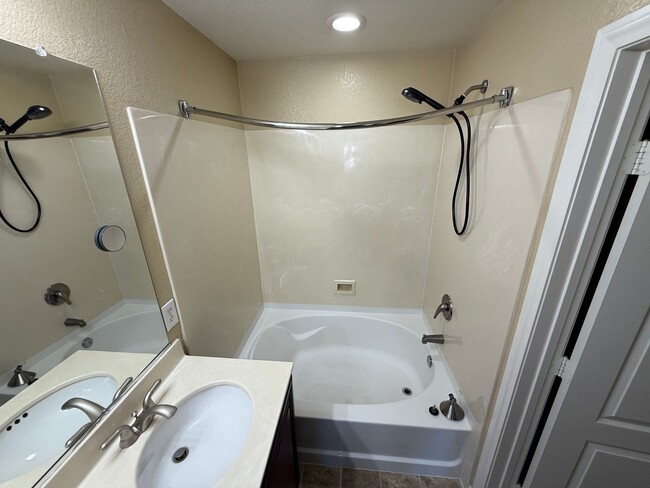 Building Photo - Beautiful 2-Story Townhome in Gated Area w...