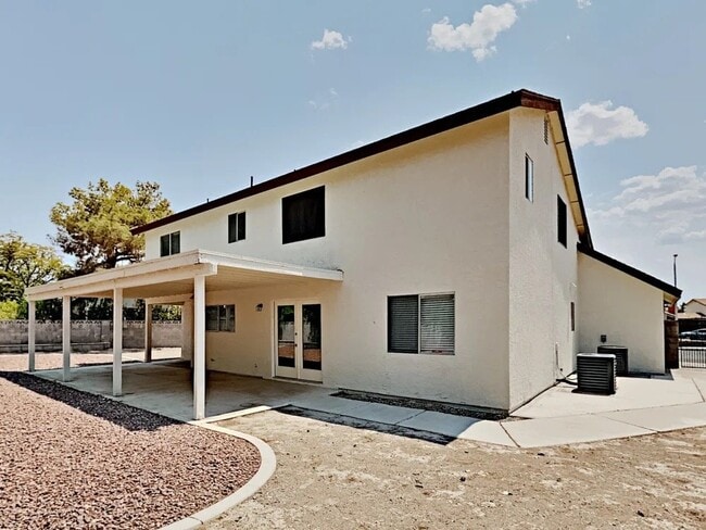 Building Photo - 1808 Nuevo Rd