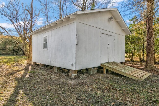 Building Photo - 185 Weiss Bluff Rd