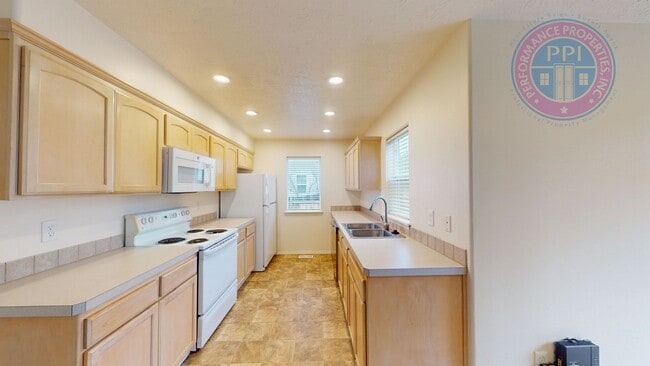 Building Photo - Two Level Cascadia Village Home with Backyard