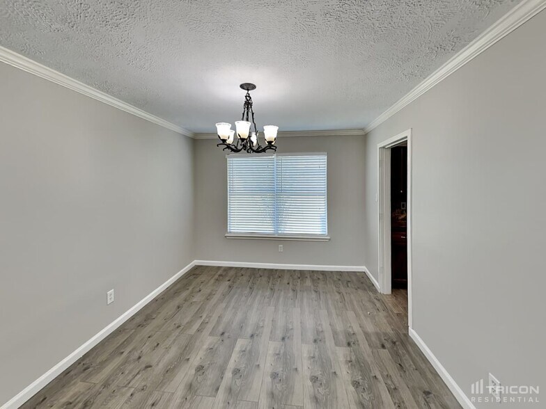Building Photo - 12094 La Salle Oaks