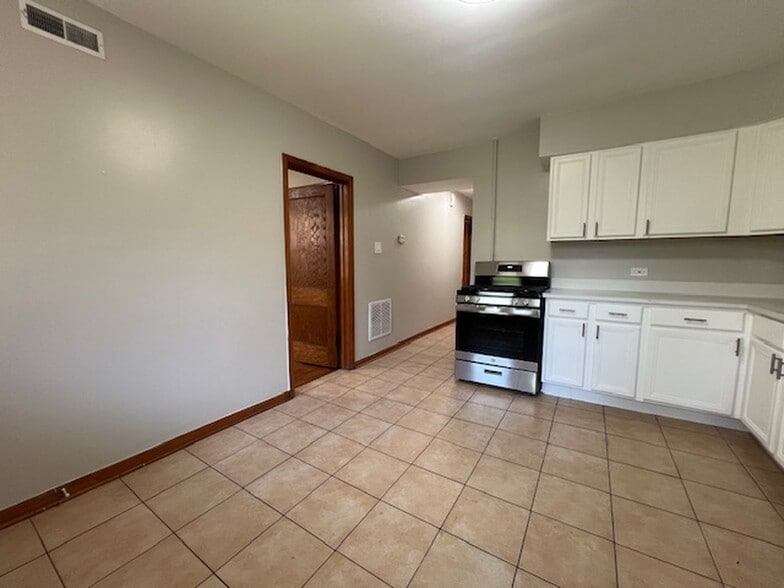 Building Photo - 3905 W Schubert Ave