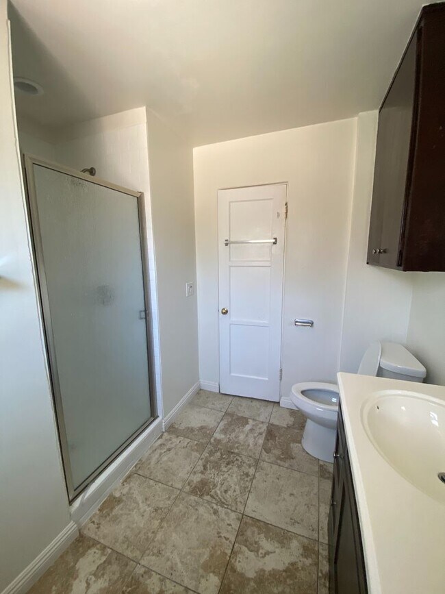 Building Photo - Large House, Close to Campus!!