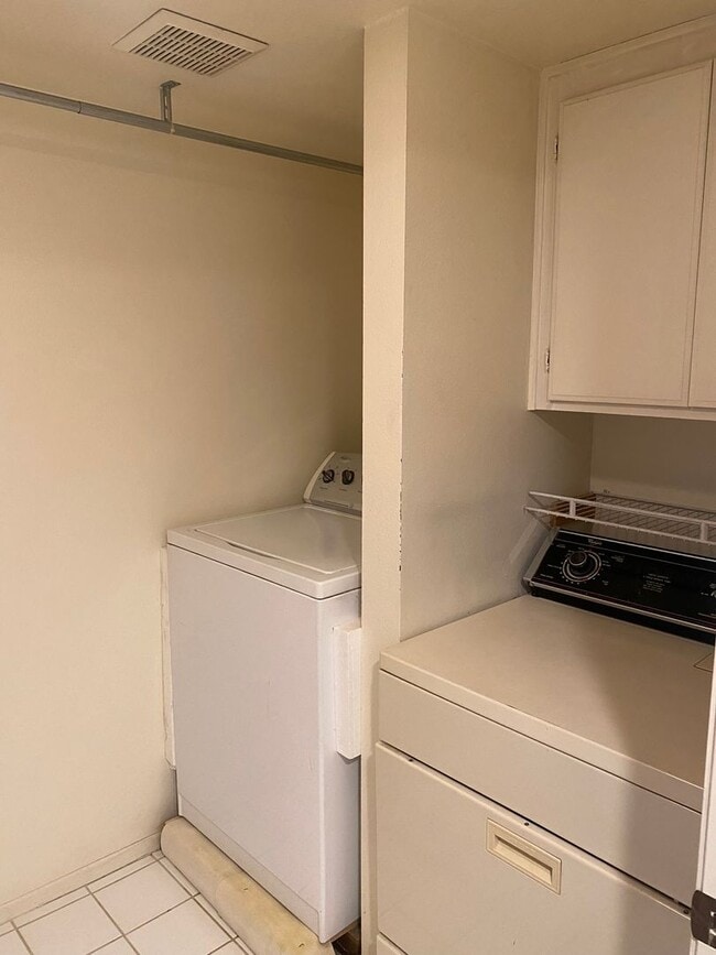 Building Photo - 2 bed, 1 bath Spring Time condo