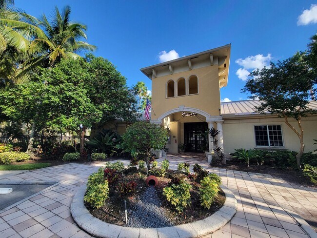 Building Photo - 1400 Crestwood Ct S