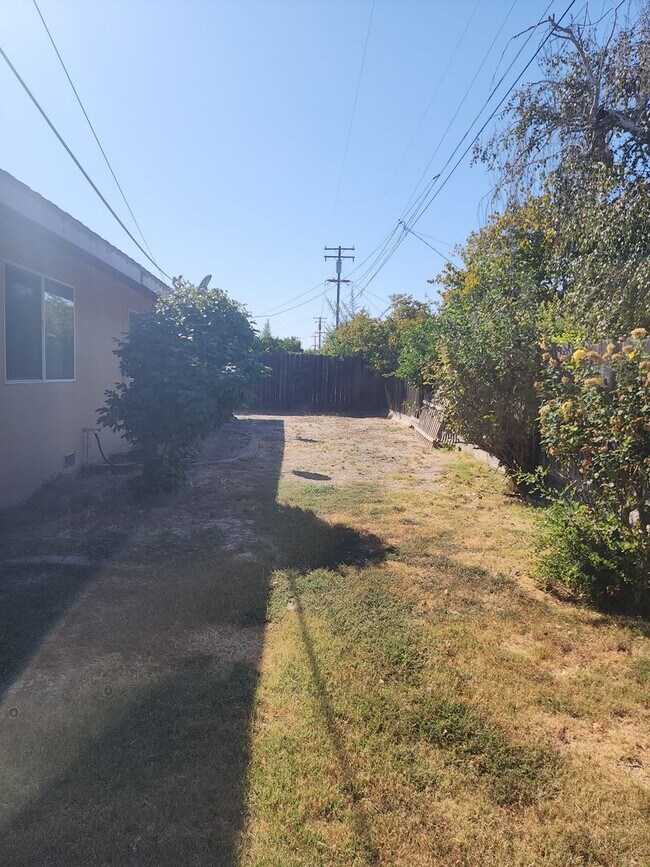 Building Photo - 3 Bedroom 2 Bathroom in court Near Somerse...