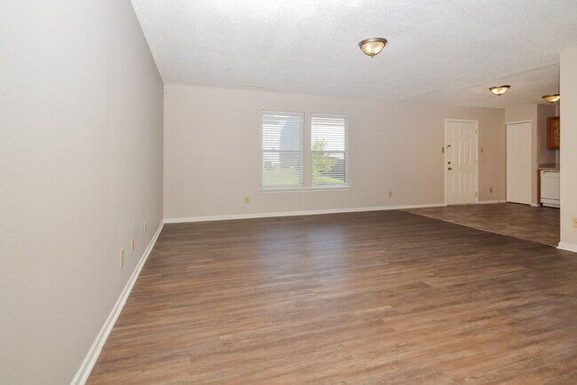 Building Photo - 1918 Dutch Elm Dr