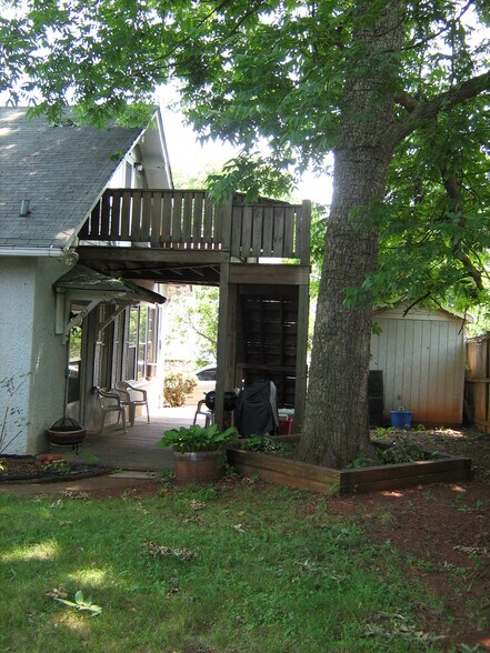 Building Photo - 210 Todd Ave