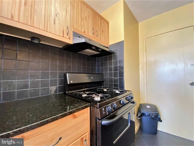 Building Photo - 922 24th St NW