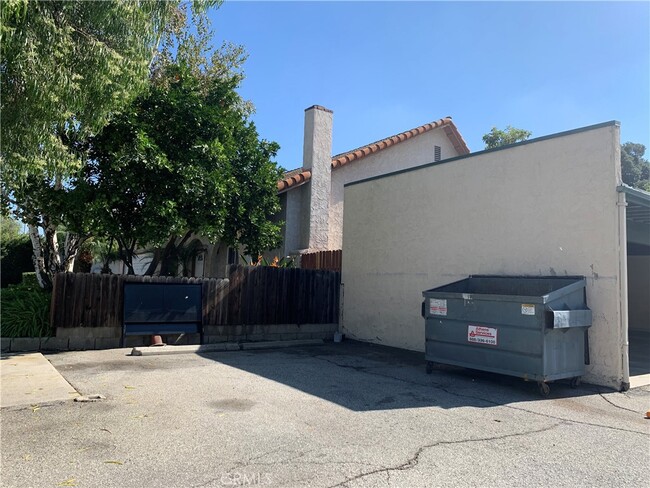 Building Photo - 656 Lemar Park Dr