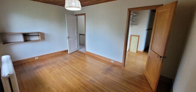 Building Photo - Duluth MN - 4 Bedroom - 2 Bath - 1 Car Gar...