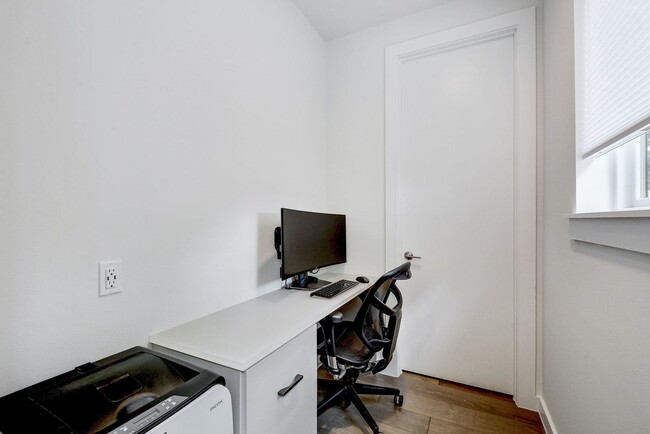 Building Photo - South Austin 3x3.5 Townhome @Bluebonnet Lane