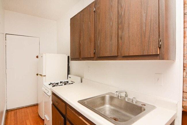 Building Photo - 958 W Cornelia Ave