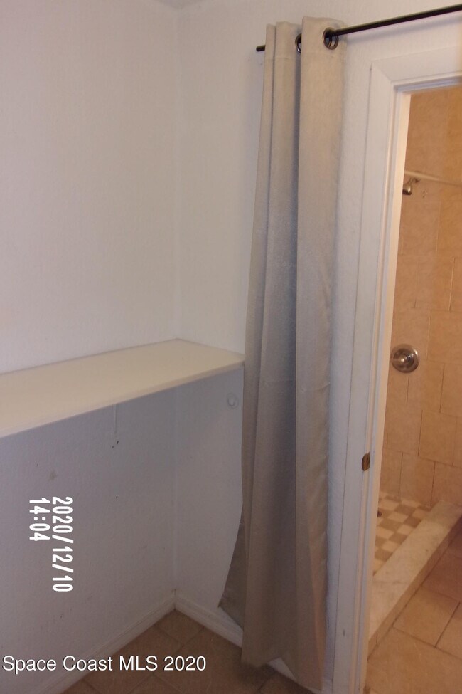 Building Photo - 220 Columbia Dr