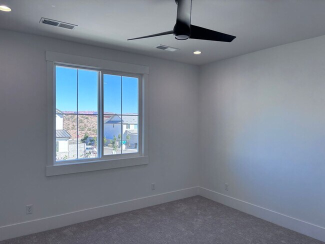 Building Photo - Beautiful 5 bed 4 bath home in Desert Canyon