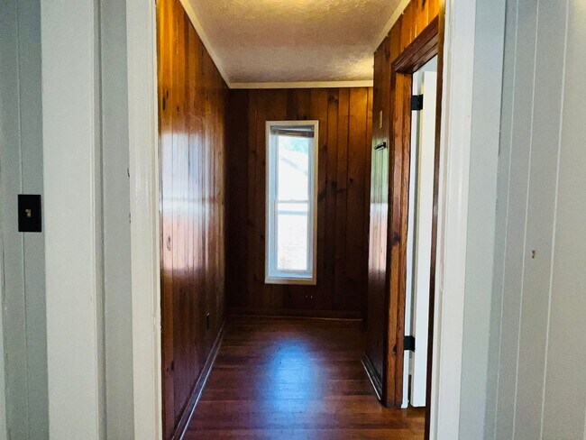 Building Photo - Beautiful 2 bedroom 1.5 bathroom apartment in Downtown Hogansville! Must see!