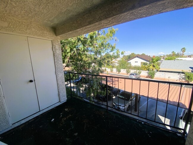 Building Photo - Lovely dual master condo in a gated community with a large patio! Easy access to the strip, Great...