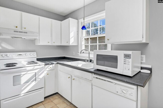 Building Photo - 5516 Lakeshore Dr