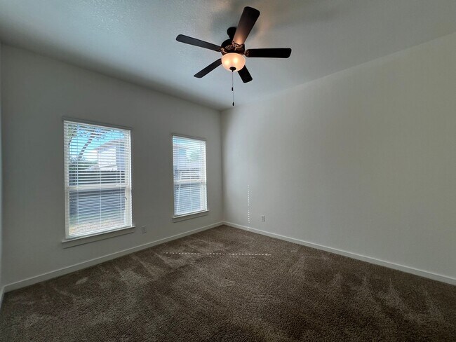 Building Photo - Luxury 3/2 duplex in NBTX