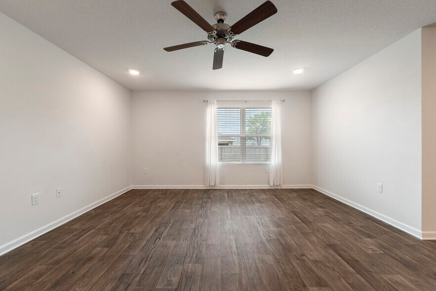 Building Photo - 7805 Lakeside Oaks Dr