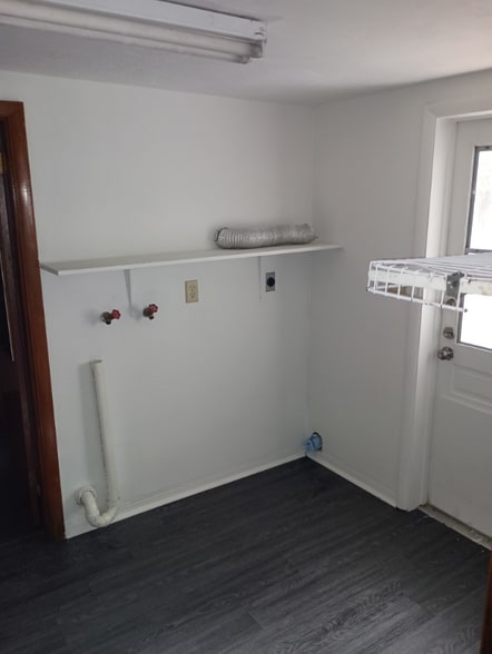 Building Photo - 200 Center St