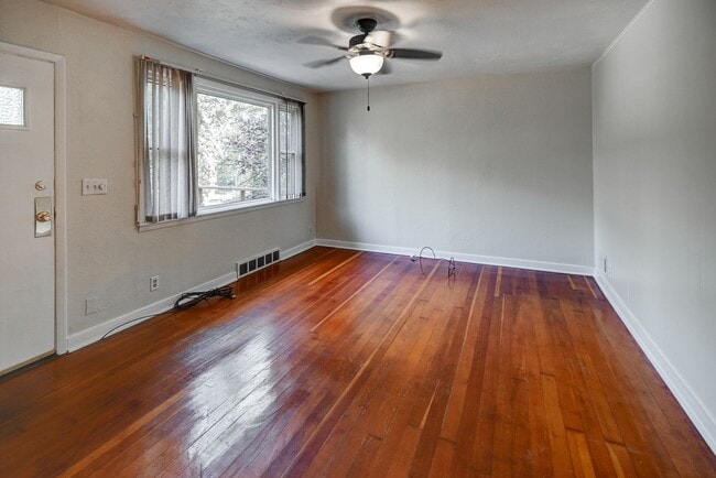 Building Photo - Charming 2-bed/1-bath Steps From Lake Monona