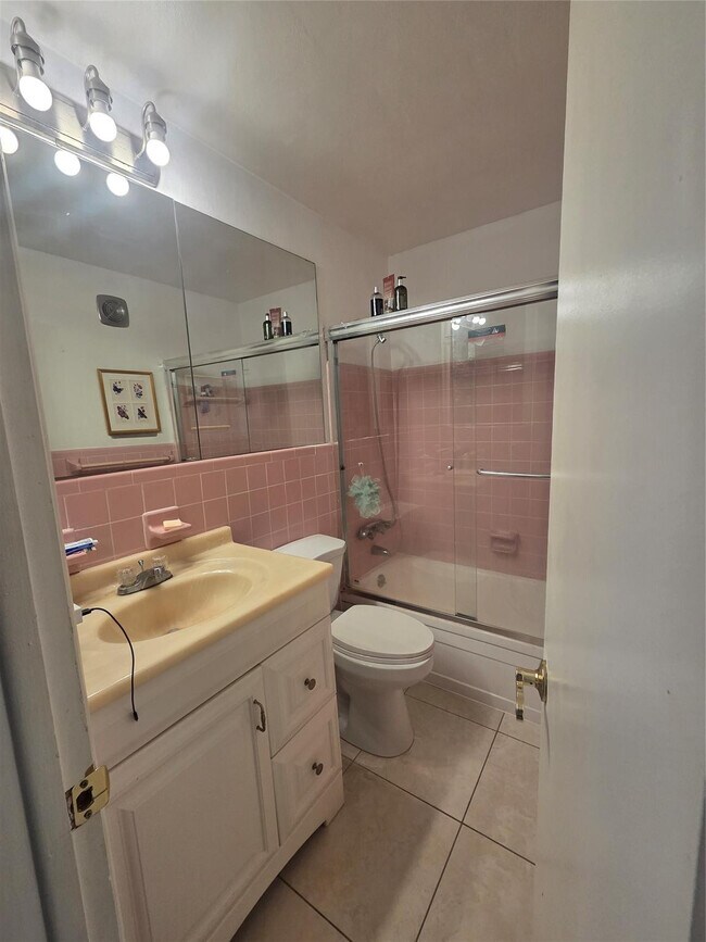 Building Photo - 2000 NE 51st Ct