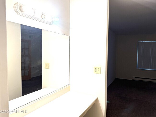 Building Photo - 561B Malvern Ct