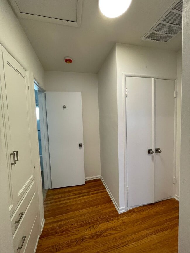 Building Photo - 1059-1059 S Genesee Ave