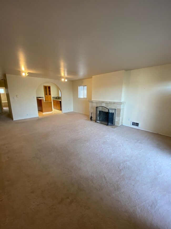 Building Photo - 3816 Beach Dr SW
