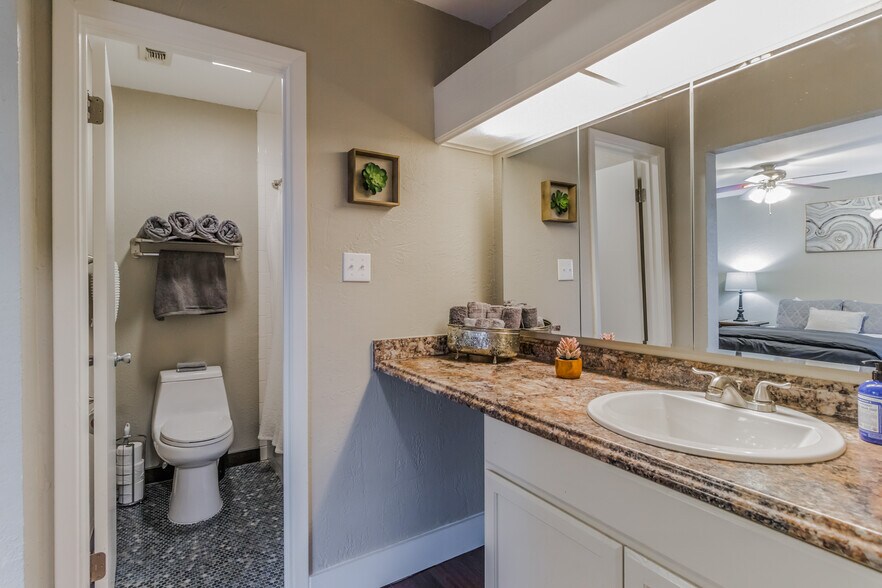 Building Photo - 2008 Jones Rd