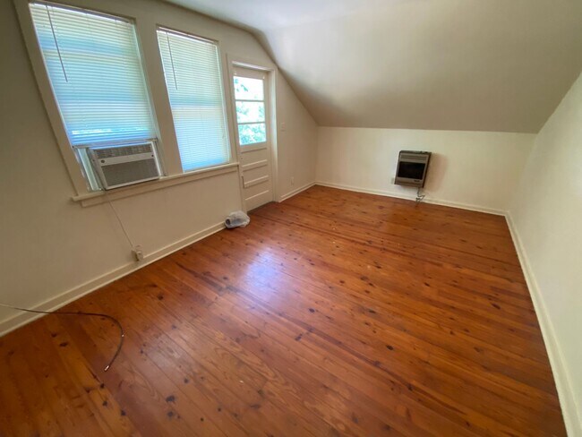 Building Photo - Quiet Forested 1 Bedroom Unit