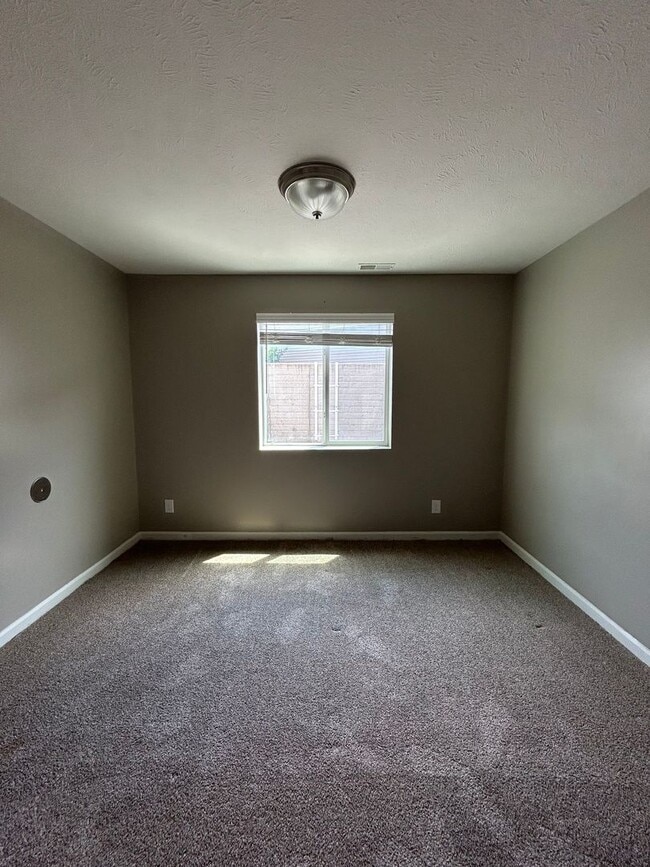Building Photo - Spacious 4 Bedroom Duplex Near Village Pointe
