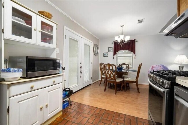 Building Photo - 2511 Club House Rd