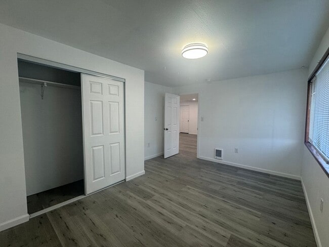 Building Photo - Lovely In-Town Shelton Home!