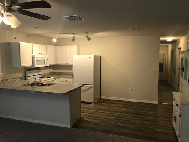 Building Photo - Cute Home Ready for Family