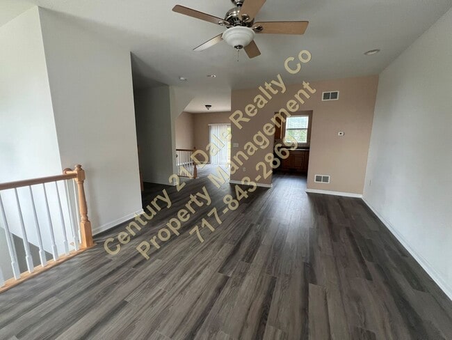 Building Photo - Beautiful 3 BR, 2.5 Bath home in Woodcrest Hills Condo located in Central York School District