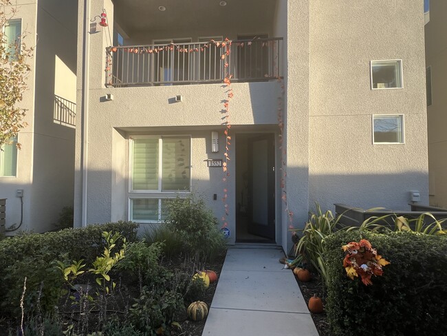 Front yard and balcony. - 1552 Harbor Lights Rd