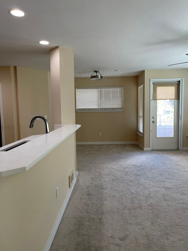 Building Photo - Fantastic Condo in the Heart of Downtown B...