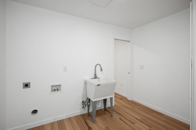 Building Photo - BEAUTIFUL Spacious Modern Grandview Single Level Home!