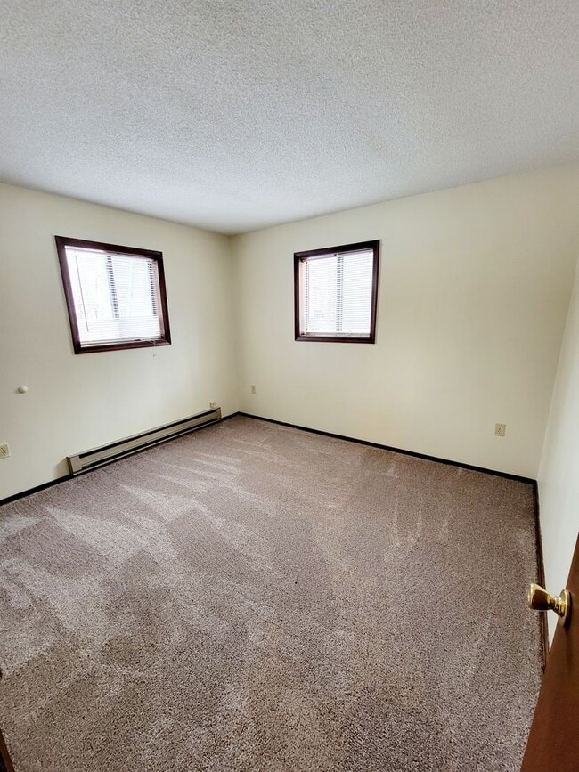 Building Photo - Amazing 4 bedroom with 2 kitchens and Livi...