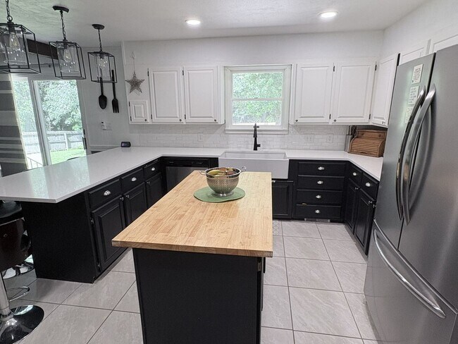 Building Photo - Remarkable 4 bed 2.5 bath w/ basement in Siloam Springs